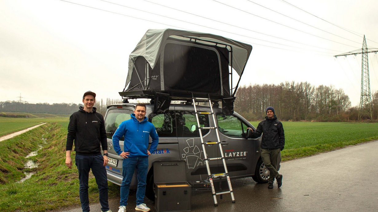 Mit dem Carsharing-Auto in den Camping-Urlaub: Matthias Topphoff (Project Management Layzee), Max Köster (Werkstudent Mobilitätsangebot) und Nicklas Monte (Leiter Produktentwicklung Multimodale Angebote) zeigen, wie es geht. 