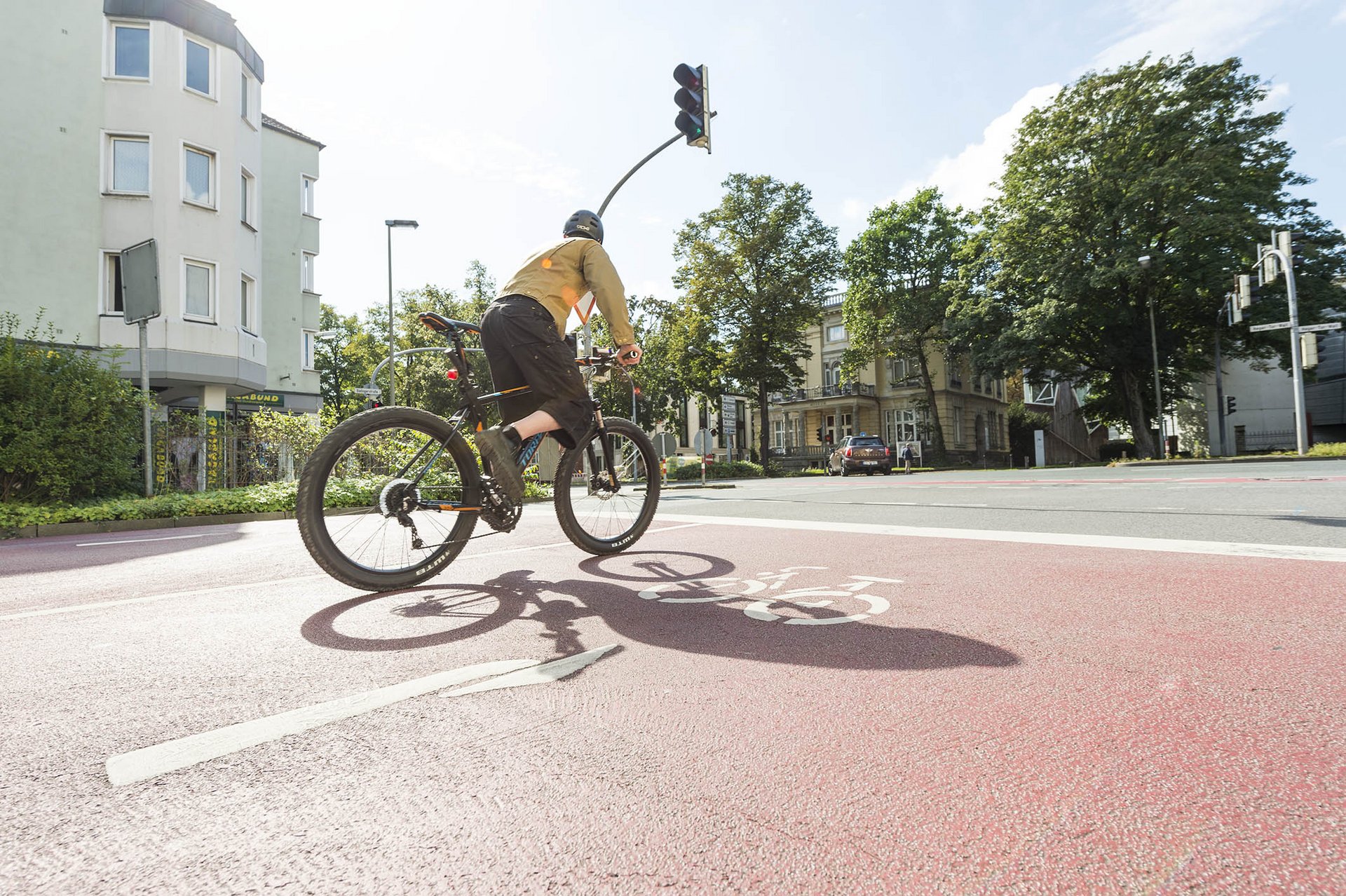 Ein Radfahrer an einer Ampel