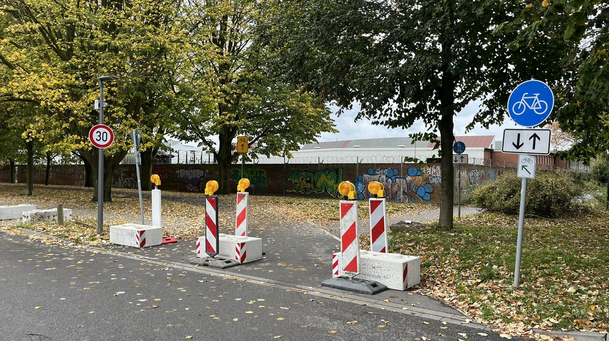 Betonpoller an der Einfahrt zum Radschnellweg