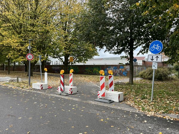 Betonpoller an der Einfahrt zum Radschnellweg