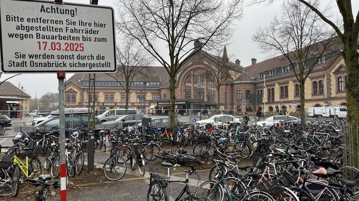 Bahnhofsvorplatz Fahrräder