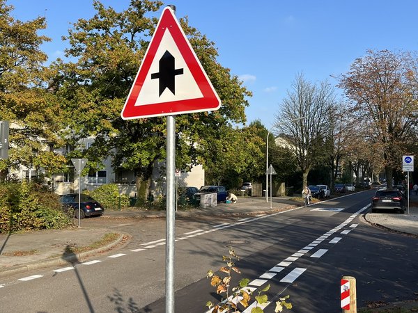 Neues Verkehrsschild Vorfahrtsstraße in der Ernst-Sievers-Straße