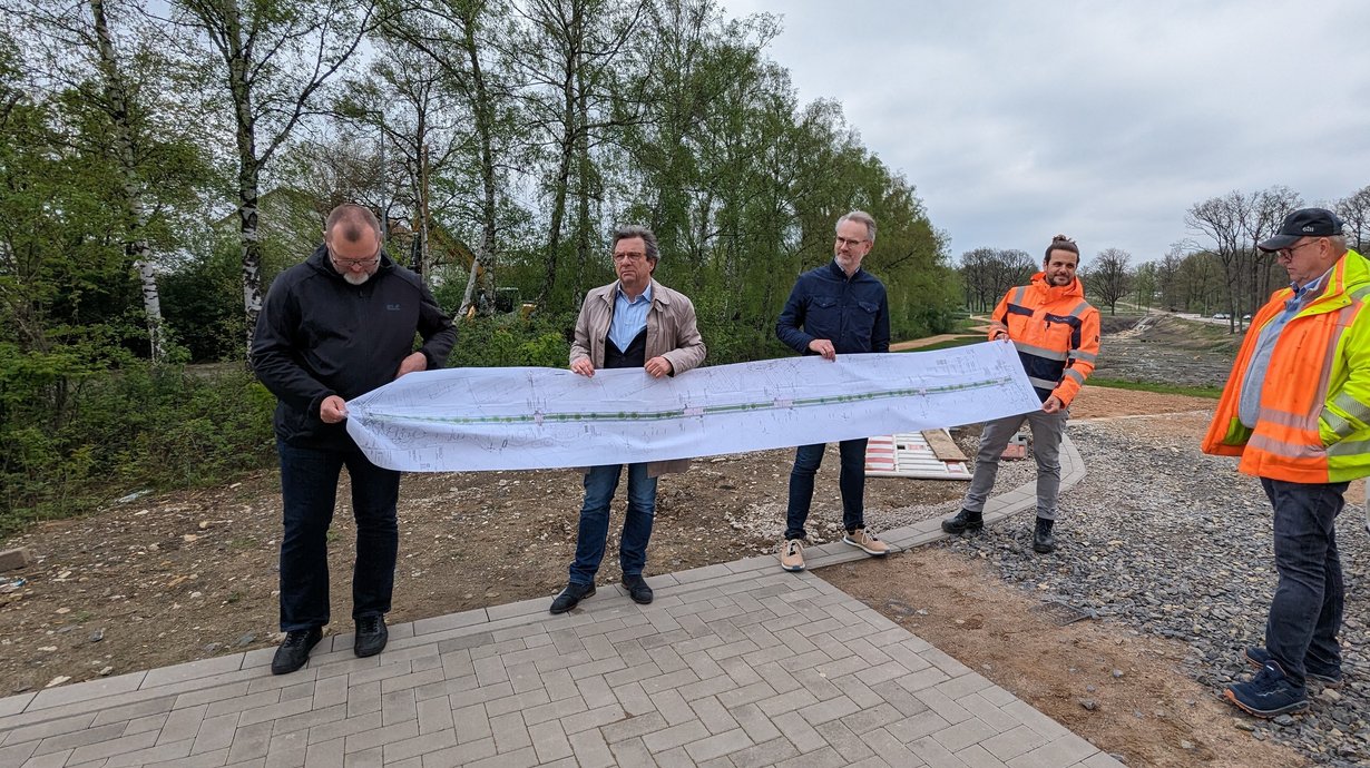 Planer präsentieren den Bauplan für den Radweg Am Limberg in Osnabrück