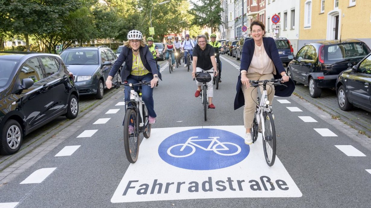 Testfahrt auf der neuen Fahrradstraße mit (von links) Katharina Pötter, Frank Otte und Brigitte Strathmann. 