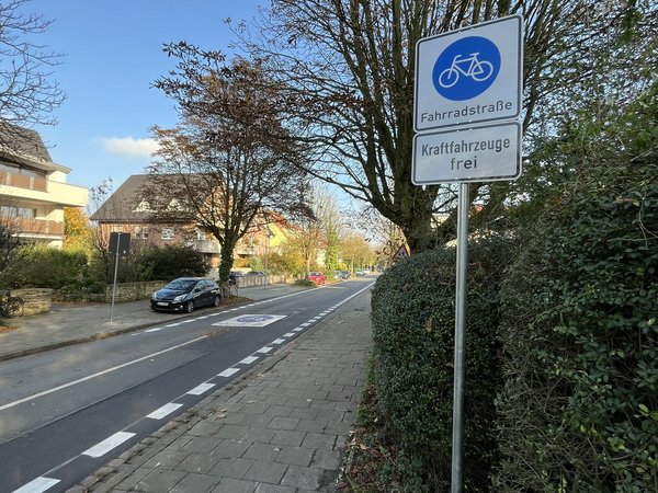 Das Schild Fahrradstraße mit dem Zusatzschild "Kraftfahrzeuge frei"