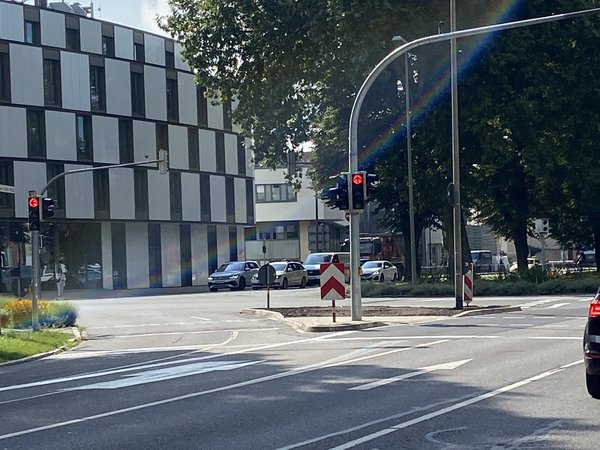 Der Helmut-Kohl-Platz mit neugestalteter Geradeausspur.