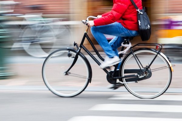 Fahrradfahrer in der Stadt in Bewegung