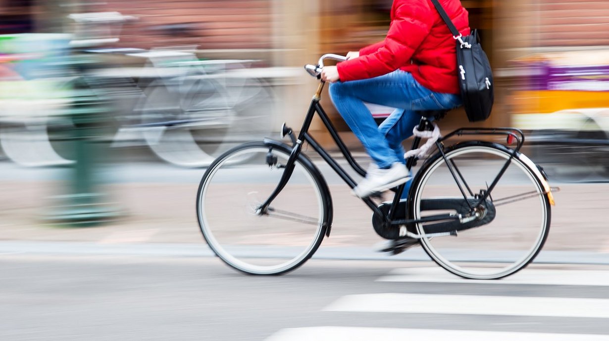 Fahrradfahrer in der Stadt in Bewegung