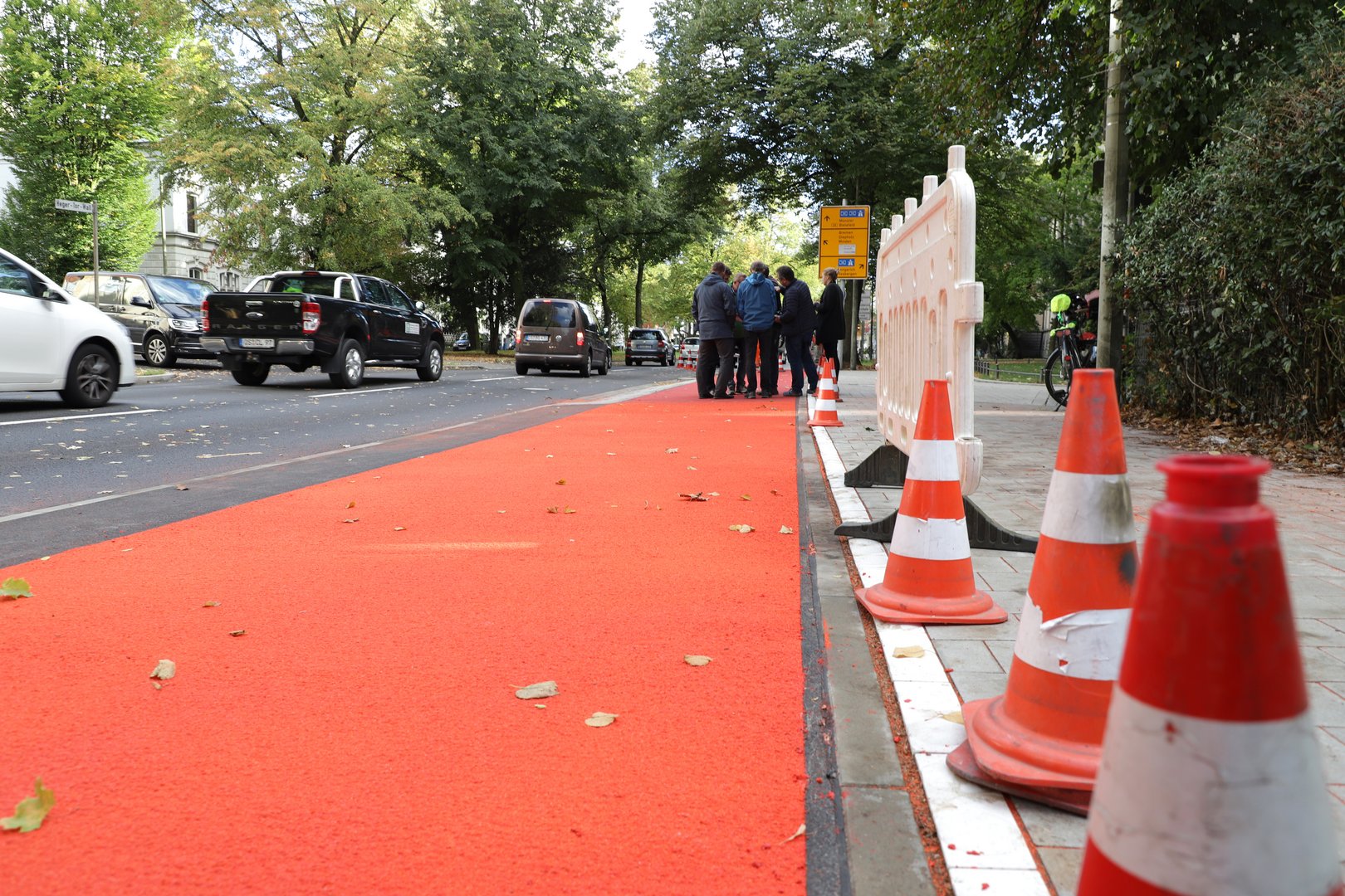 Leuchtendes Rot: Die Protected Bike Lane am Wall